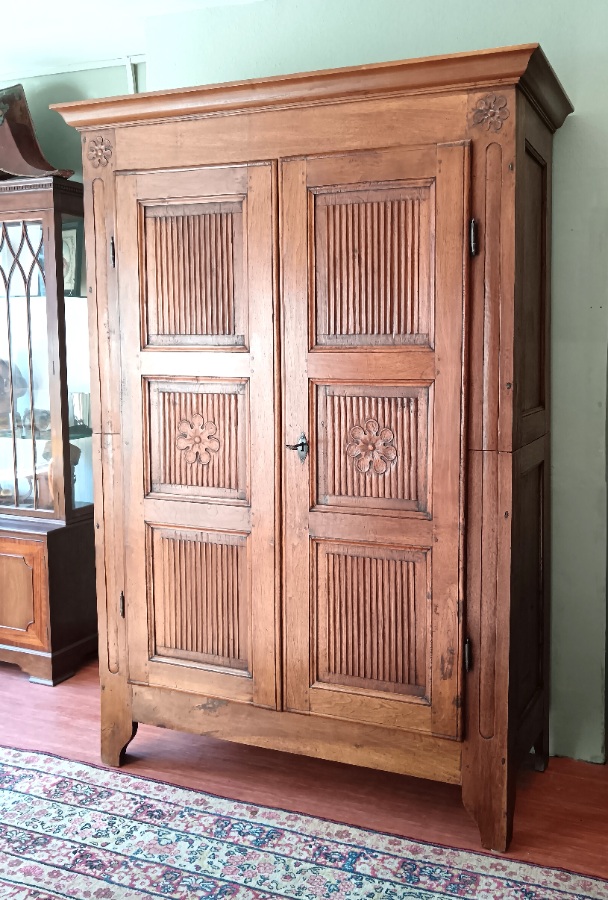 Italian late 18th early 19th C Walnut Wardrobe (4).jpg